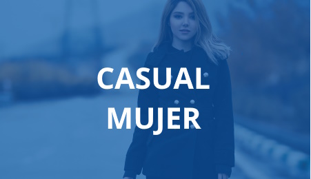 Mujer andando por la carretera con un abrigo