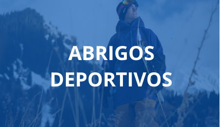 Persona en la nieve con un abrigo