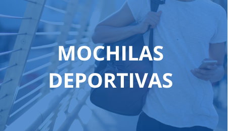 Persona con una camiseta blanca y una mochila de deporte negra