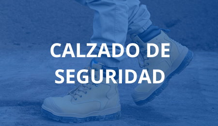 Trabajador caminando con botas reforzadas de seguridad laboral