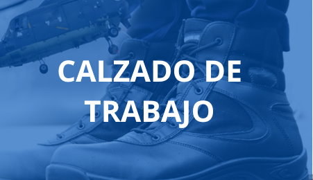 Trabajador equipado con calzado de trabajo junto a un helicptero volando