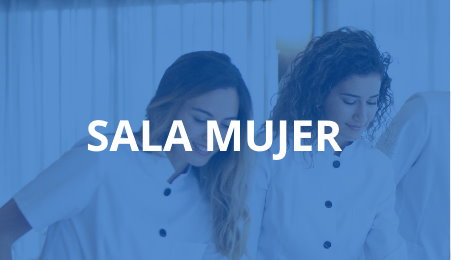 Dos mujeres cocineras sonriendo mientras cocinan