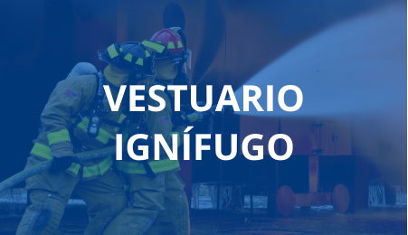 Pareja de bomberos con traje ignfugo usando la manguera en zona industrial