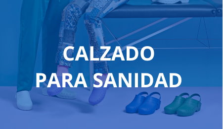 Enfermeras probndose diferentes calzados sanitarios