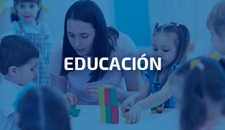 Profesora infantil jugando con alumnos