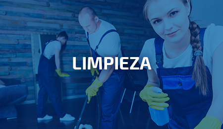 Equipo de limpieza con uniforme y guantes amarillos