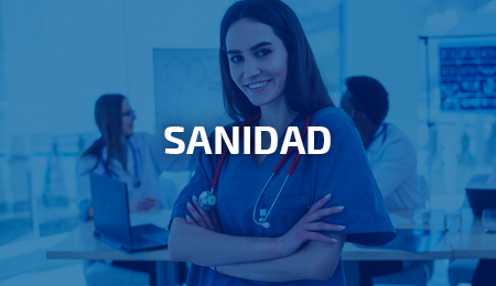 Doctora con uniforme sanitario azul y estetoscopio