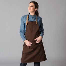 Delantal con peto denim y cinta de cuero